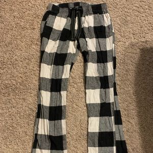 super comfy and cute plaid black and white pajama pants from old navy size S